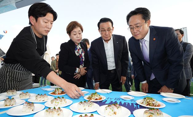 노량진수산시장 살피는 강도형 해수부 장관