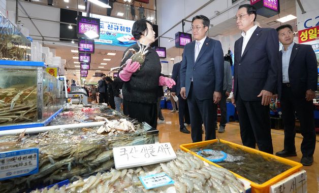 노량진수산시장 상인과 대화하는 강도형 해수부 장관