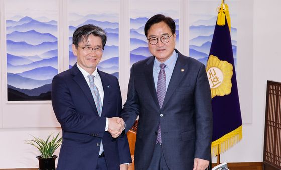 오동운 공수처장과 악수하는 우원식 의장