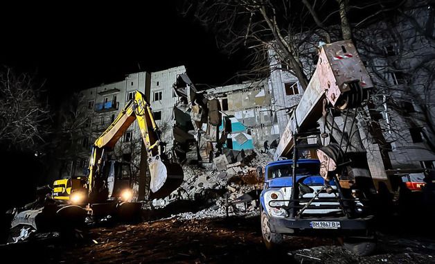 [포토] 러시아 미사일 공격 받아 허물어진 우크라 건물