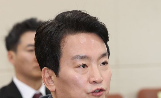 의원 질의 답하는 박장범 후보자