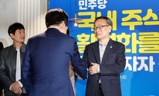 정의정 한투연 대표와 인사하는 이재명 대표