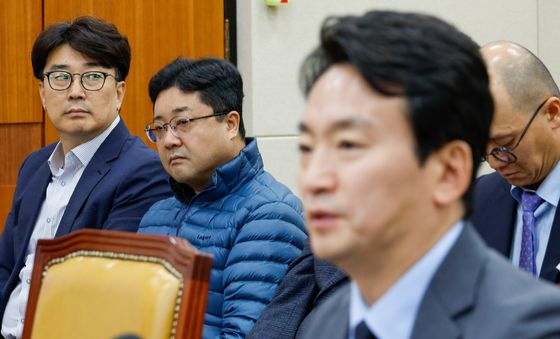 박장범 후보자 답변 듣는 박상현 본부장