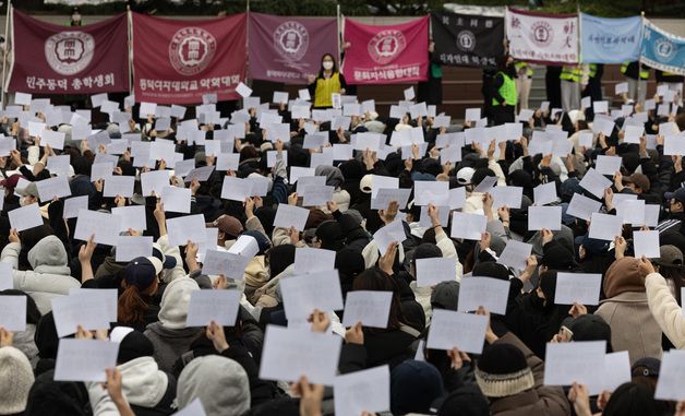 '남녀공학 전환 찬반투표' 나서는 동덕여대 학생들