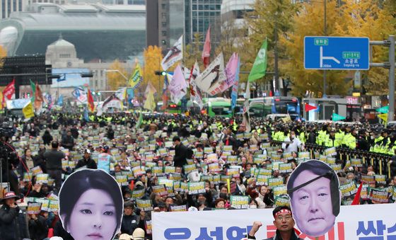 '윤석열 대통령 부부 허수아비'와 함께 구호 외치는 농민들