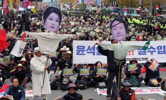 윤석열 대통령 부부 허수아비 등장한 농민집회