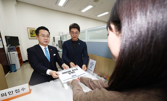 '명태균 회유 정황' 윤한홍 의원 징계안 제출하는 野