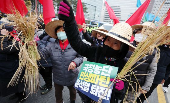 벼 들고 거리로 나선 농민들