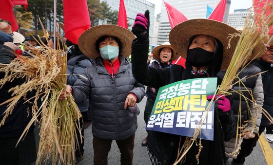 벼 들고 구호 외치는 농민들