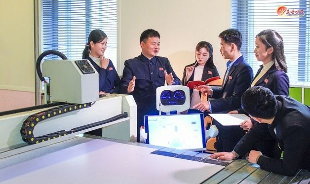 '교육용 로봇' 개발한 평양교원대학…"현대 교육과학과 기술 결합"