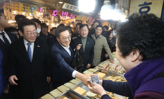 이재명 대표와 함께 못골시장 방문한 김동연 경기도지사