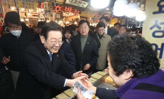 수원 못골시장 방문한 이재명 대표