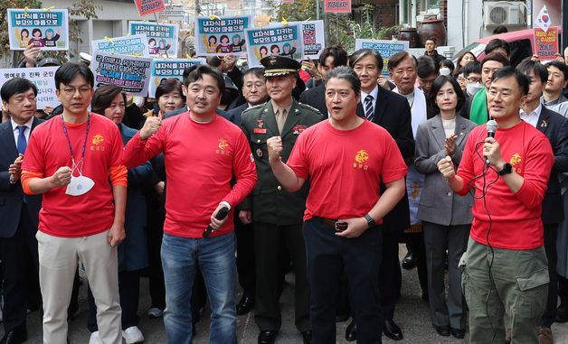 동기들의 응원 받는 박정훈 대령