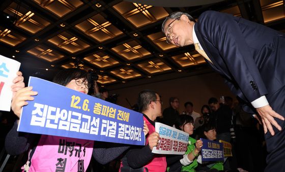 기습시위 나선 전국학교 비정규진 노조와 대화 나누는 정근식 교육감