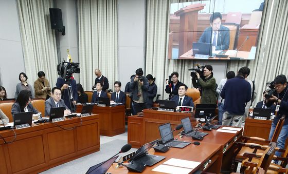 국회 운영위, 여당은 퇴장