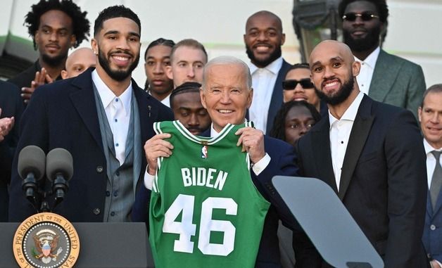 [포토] NBA 우승팀 보스턴 셀틱스 셔츠 선물 받은 바이든