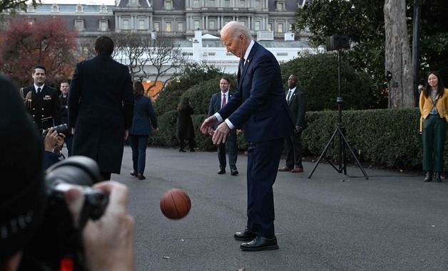 [포토] NBA 우승 보스턴 선물 농구 공 튀기는 바이든