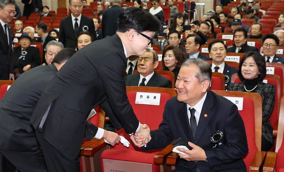 이상민 장관과 인사 나누는 한동훈 대표