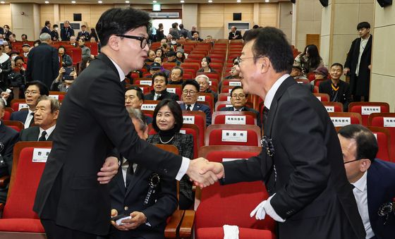 홍철호 정무수석과 인사 나누는 한동훈 대표