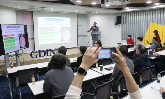 반려동물 산업 육성 협의회에서 발표하는 정광회 차의과대학교 학장