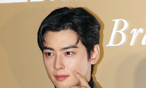 차은우, 볼 콕하는 조각상