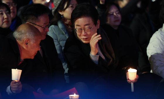 참석자와 대화 나누는 이재명 대표