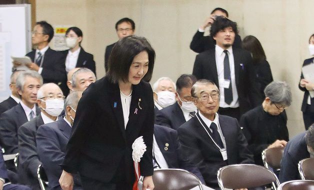 한국 측 빈자리 지나가는 이쿠이나 日 정무관