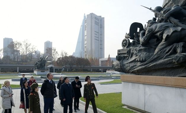 방북 러시아 체육부 대표단…北 주체사상탑 방문