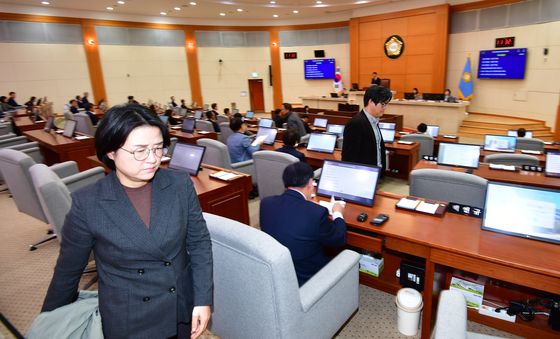 시의장 사과 촉구하며 퇴장하는 야당 의원들