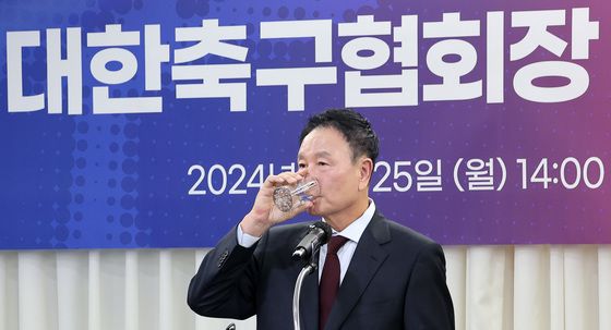 목 축이는 허정무 전 이사장