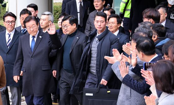 1심 무죄 받고 나온 이재명 대표 '손인사'