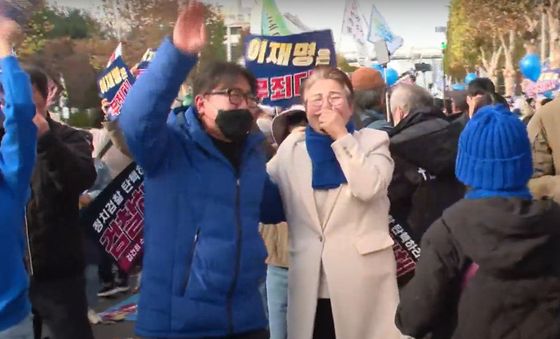 이재명 1심 '무죄' 선고에 환호하는 지지자들