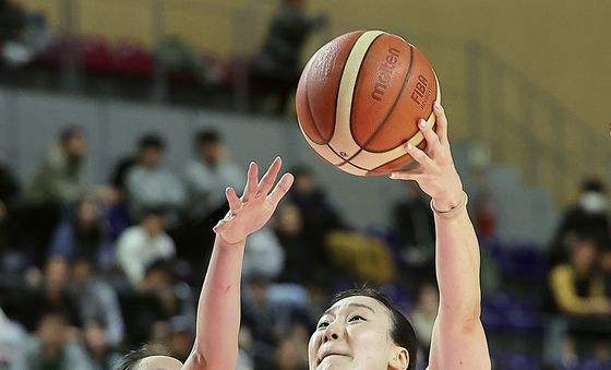 골밑슛 하는 배혜윤