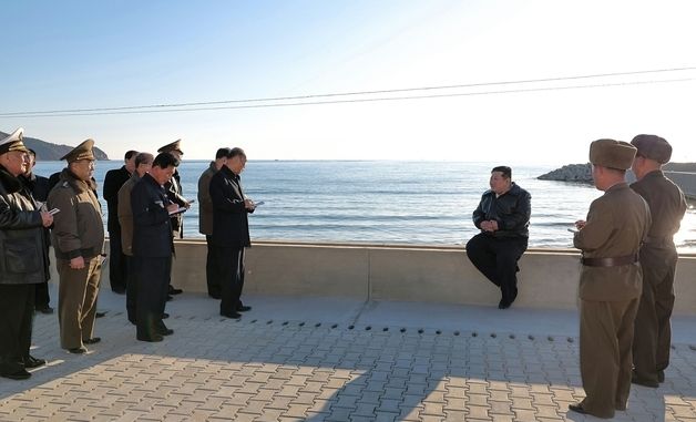 北 김정은, 신포양식장 현지지도 나서 지방경제 발전 '촉구'