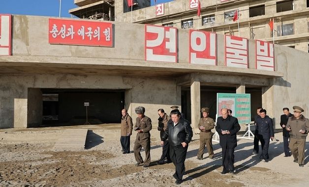 北 김정은, 신포양식장 현지지도 나서 지방경제 발전 '촉구'