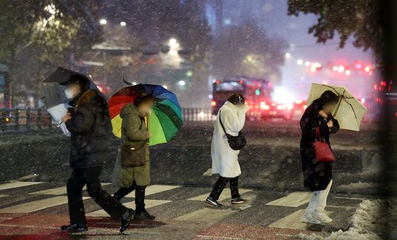 밤사이 많은 눈…출근 빙판길 주의