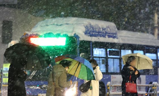 지각 첫 눈은 '함박눈'…출근 빙판길 주의