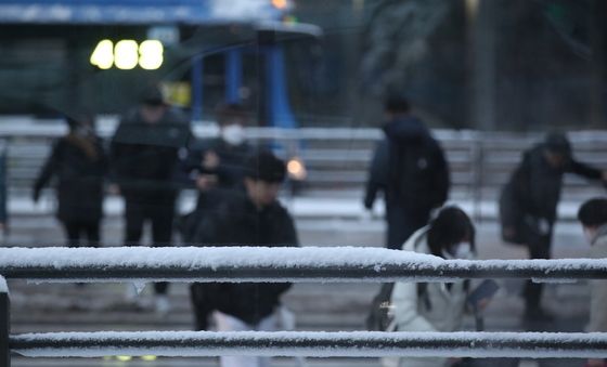 서울 첫눈부터 폭설…출근길 혼란 우려