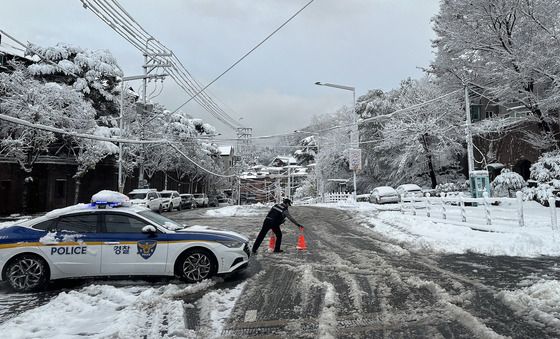 폭설로 곳곳통제…인왕산로·북악산로·삼청동길·와룡공원길