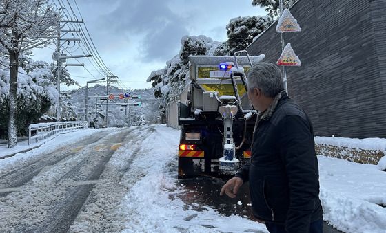 고장으로 삼청터널 앞 멈춰선 제설차량 '제설 작업도 멈춤'