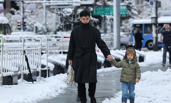 '아빠는 거기로 가, 난 눈 위로 걸을래'