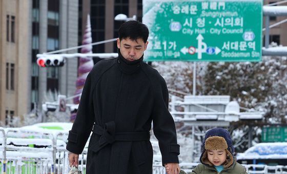 '아빠 나는 눈 위로 걸을래'