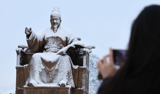 눈 옷 입으신 세종대왕님