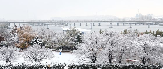 겨울의 시작 알리는 눈