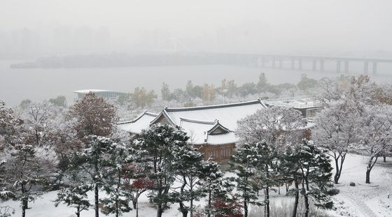 흐리고 눈 내리는 서울