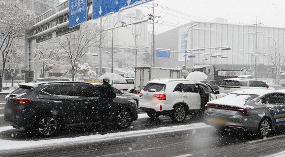 폭설 쌓인 도로