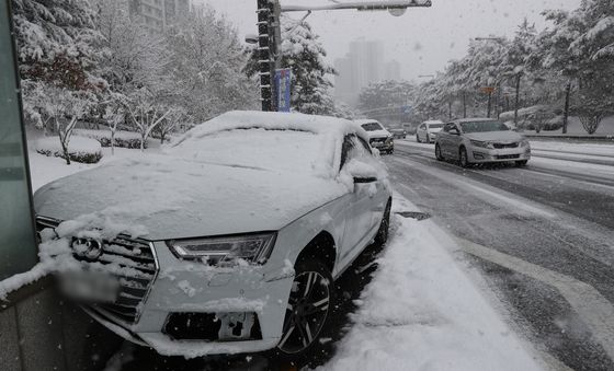 빙판길에 미끄러진 차량