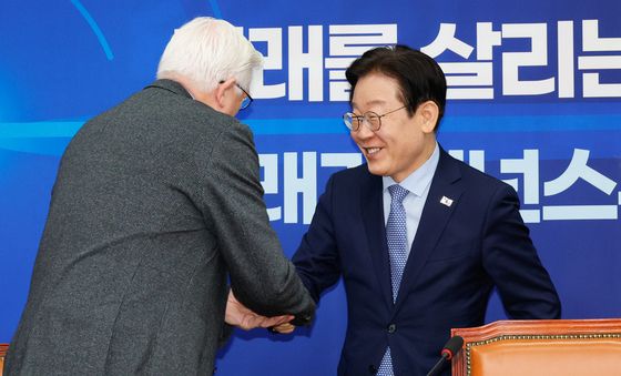 포틀랜드 로빈슨 교수와 인사하는 이재명 대표