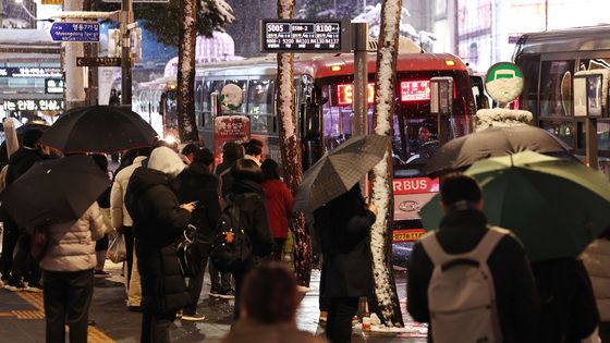 폭설에 퇴근길 버스 기다리는 시민들