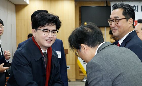 참석자들과 인사하는 한동훈 대표